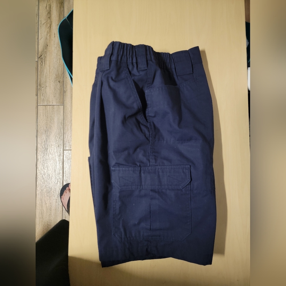 Blue Cargo shorts, Twin Hill, dark blue